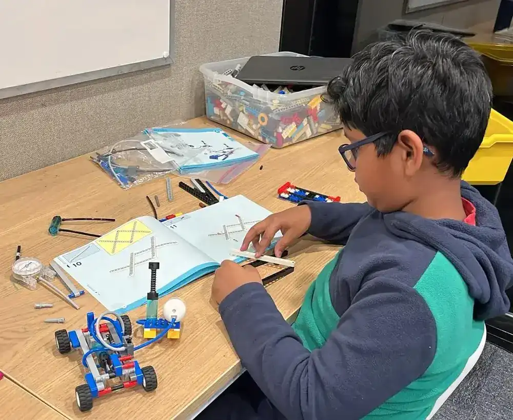 Children aged 6–7 building LEGO robotics models during Boswin’s Primary Robotics Program in Mississauga.